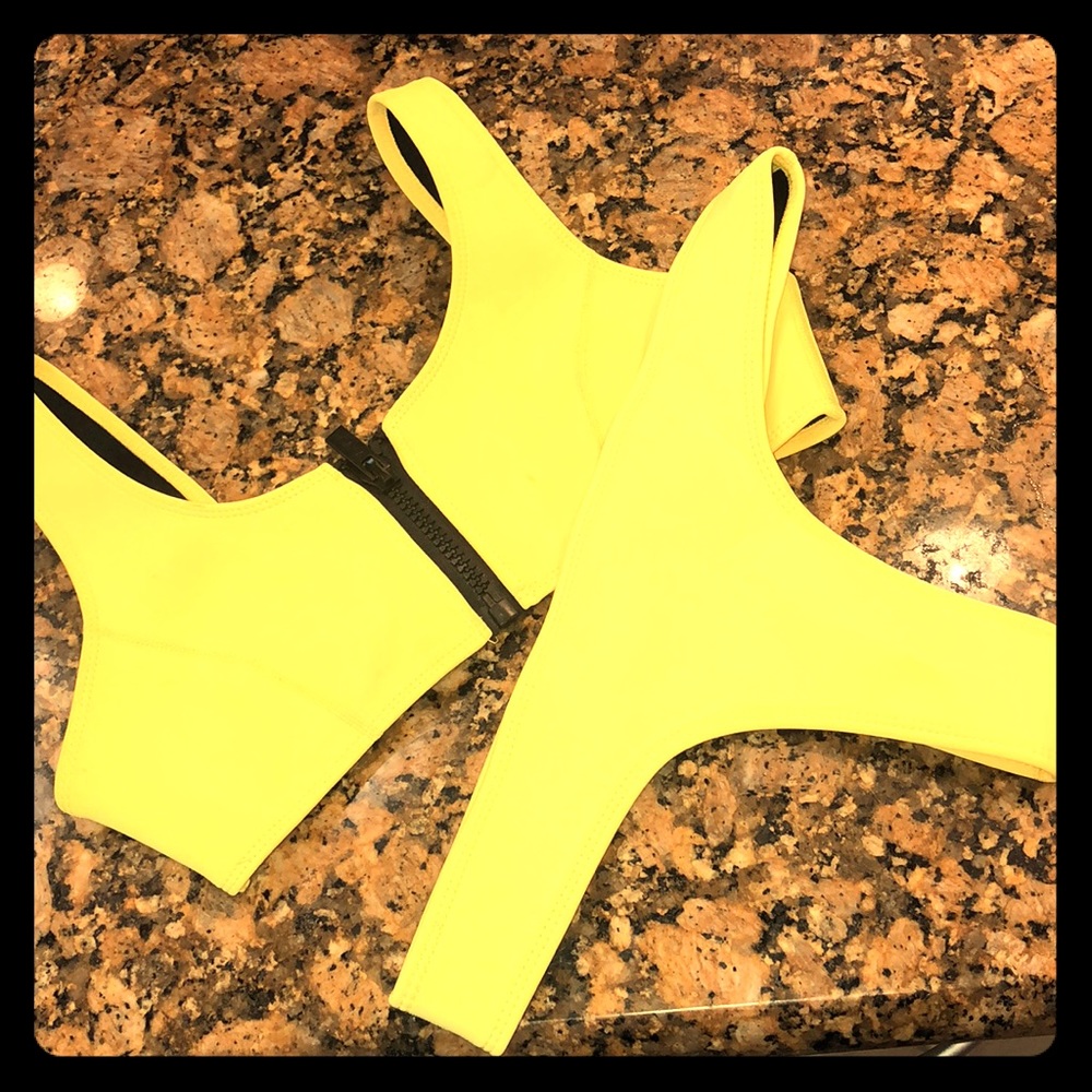 Yellow Hoaka swim set! 🤗🐥🌞💫
